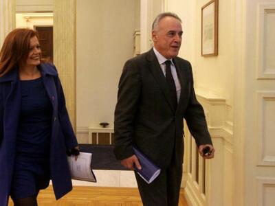 Τσούκαλης: Η έκκληση των "8" ε...