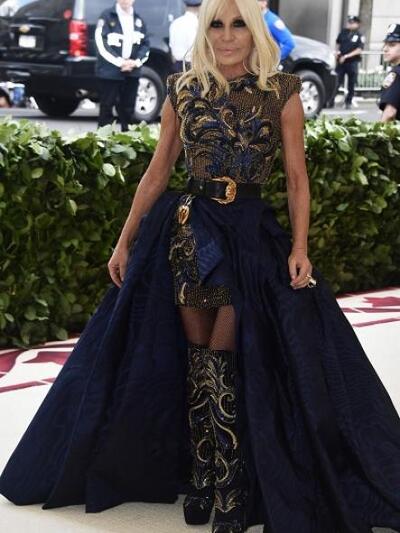 NTONATEΛΑ ΒΕΡΣΑΤΣΕ ΜΕ VERSACE