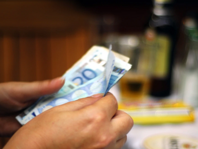 Συντάξεις και επιδόματα πριν από τα Χρισ...