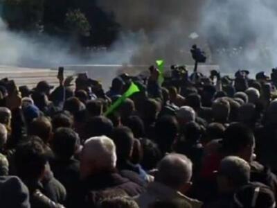 Αλβανία: Διαδηλωτές εισέβαλλαν στο Πρωθυ...
