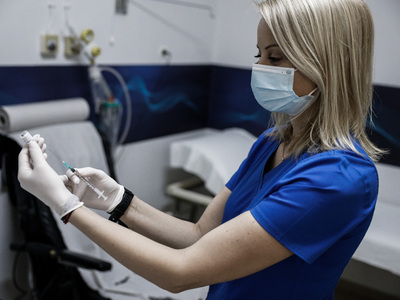 Μετάλλαξη Omicron: Απαραίτητη η τρίτη δό...