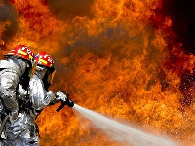 Greenpeace: H πυρκαγιά που μαίνεται κοντ...
