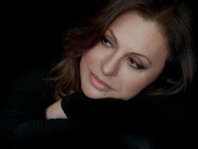 H Χάρις Αλεξίου με "Τρίπλα" κα...