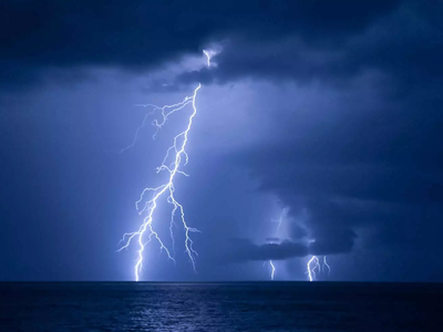 Βροχές και καταιγίδες «κόβουν» την Ελλάδα στα δύο 