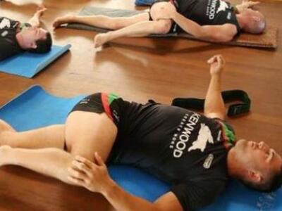 Γιόγκα για τυφλούς με τη βοήθεια του Mic...