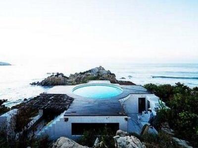 Υπέροχη πισίνα κοσμεί το... ταβάνι πολυτ...