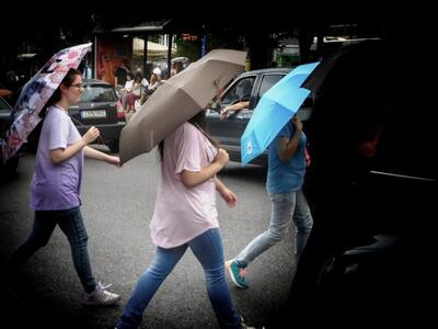 Δροσίζει σήμερα ο καιρός - Πού θα πέσουν βροχές
