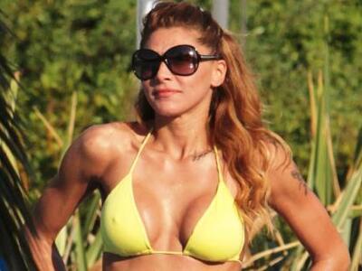 Ποιος φωτογραφίζεται δίπλα στην Αγγελική Ηλιάδη;