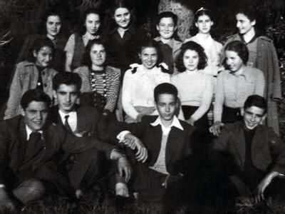 Παρέα με τους φίλους του το 1945 (κέντρο)