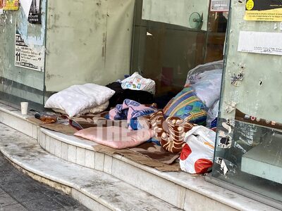 Πάτρα: Ο άστεγος και το «σπίτι» του, Γού...