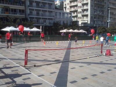 Παίζουν τένις στην πλατεία Γεωργίου - ΔΕΙΤΕ ΦΩΤΟ