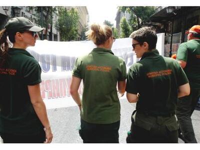 Συγκέντρωση δημοτικών αστυνομικών έξω απ...