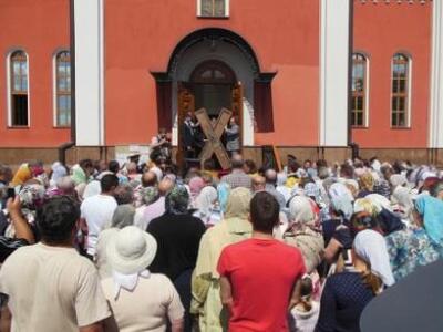 Ανθρώπινο ποτάμι στη Ρωσία για τον Σταυρ...