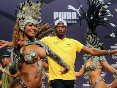 Δείτε τον Μπολτ να χορεύει σάμπα σε συνέ...