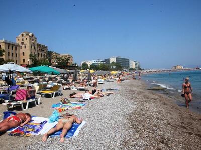 Γυναίκα εφοριακός βούτηξε στη θάλασσα γι...