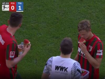 Παίκτες έφαγαν καρπούζι στο cooling break (ΒΙΝΤΕΟ)