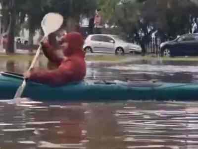 Viral το βίντεο με τα κανό στο πλημμυρισ...