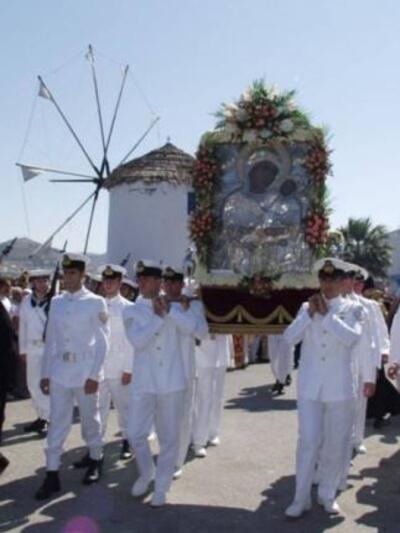 Στον Ναό της Παναγίας της Εκατονταπυλιαν...