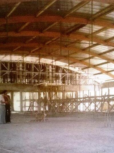 Η στέγη του εργοστασίου με ξύλα απο την ...