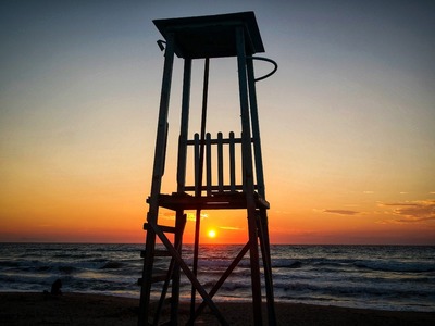 Αραχωβίτικα: Ναυαγοσώστης έσωσε δύο γυνα...