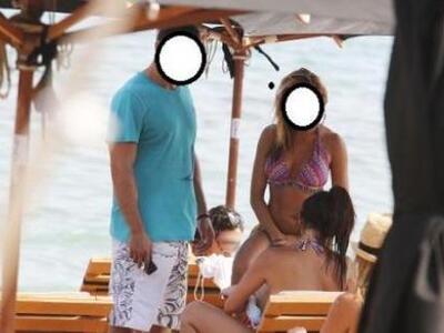 Ποια κούκλα τραγουδίστρια συνέλαβε ο φακ...