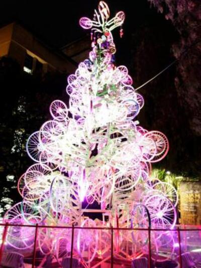 Χριστουγεννιάτικο δέντρο με ρόδες (φωτό:...