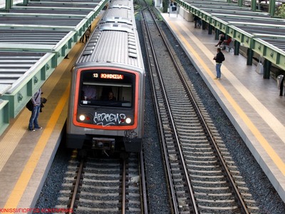 Συρμός του προαστιακού παρέσυρε γυναίκα