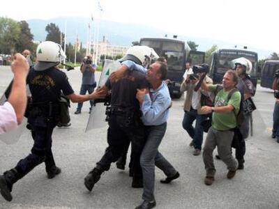 Δώδεκα συλλήψεις για τα επεισόδια στο Υπ...