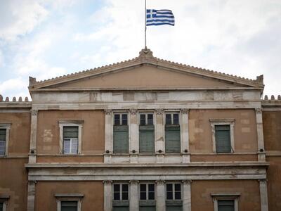 Μεσίστια η σημαία της Βουλής- ΦΩΤΟ 