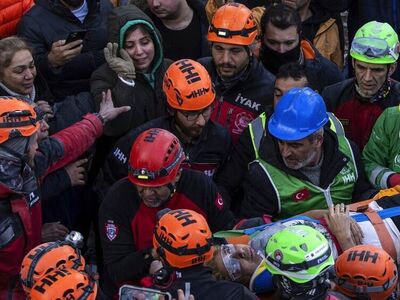 Σεισμός στην Τουρκία: Ζωή μέσα από τα συ...