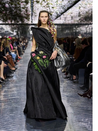 Το φόρεμα όπως είχε παρουσιαστεί στo cou...