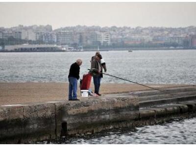 Ψάρεψε ...περίστροφο στο Θερμαϊκό