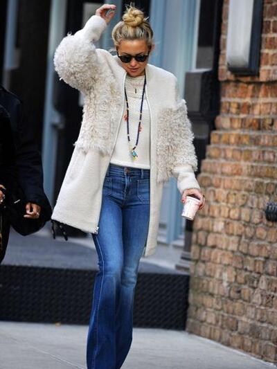 H Kέιτ Χάντσον με seventies τζιν J Brand...