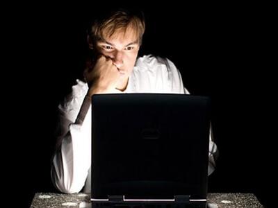 Οι έφηβοι που παίζουν διαδικτυακά παιχνί...