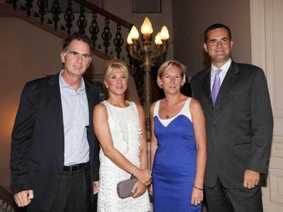 Ο Γάλλος πρέσβης και η σύζυγός του με το...