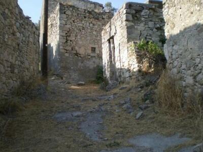 Το έρημο Ελληνικό χωριό που διεκδικεί να...