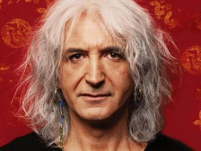 Η δυναμική επανεμφάνιση του Νίκου Καρβέλα 