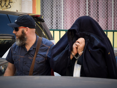 Με μπουφάν στο κεφάλι πήγε στον ανακριτή...