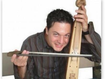 Ο λυράρης που “μάγεψε” τον πρίγκιπα Κάρολο