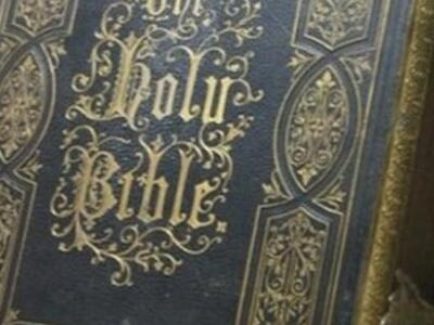 Βρετανία: Επέστρεψε Βίβλο 200 ετών που ε...