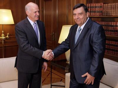 Χέρι-χέρι με τον πρωθυπουργό ο Καρατζαφέρης 