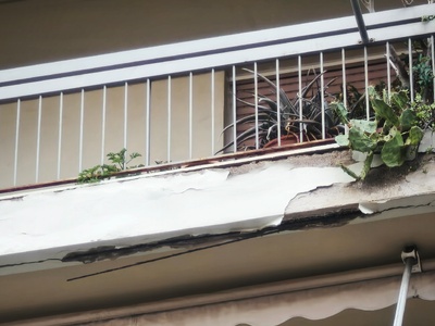 Πάτρα - φωτό: Επικίνδυνο μπαλκόνι στην Αγίου Ανδρέου