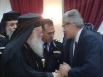 Ο Άγγελος Τσιγκρής με τον Αρχιεπίσκοπο σ...