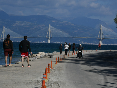 Βόλτα καραντίνας για τους Πατρινούς δίπλ...