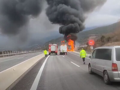 Εγνατία Οδός: Φορτηγό παραδόθηκε στις φλ...