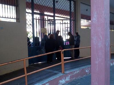 Γονείς έξω από το Στρούμπειο παραλαμβάνο...