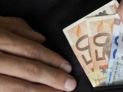 Kόλπο...ελληνικό: Επαιρνε τη σύνταξη του...