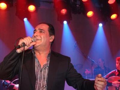 Ο Βασίλης Καρράς λύγισε και έβαλε τα κλά...