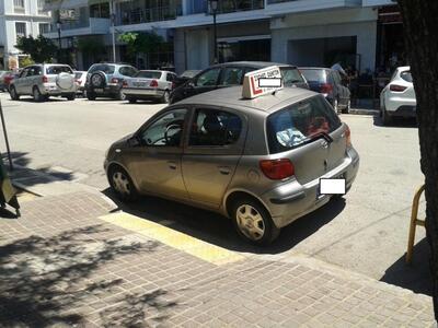 Μαθήματα... στάθμευσης σε διάβαση αναπήρ...