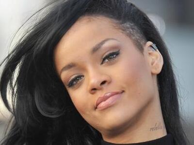 ΣΟΚ: Η Rihanna ζητά άδεια για να κάνει π...